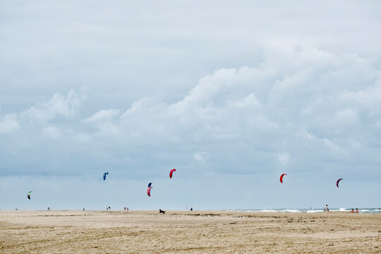 Kitesurfer am Strand bei Vrouwenpolder, Zeeland