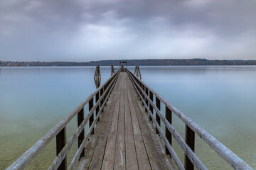Obraz premium Wolkiger Abend am Ammersee in Bayern