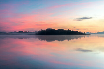Morgendämmerung am Wörthsee in Bayern