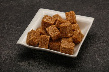 Cane sugar cubs in the bowl