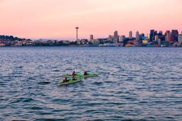 Kayaking in the Puget Sound with Seattle skyline at sunset - obrazy, fototapety, plakaty