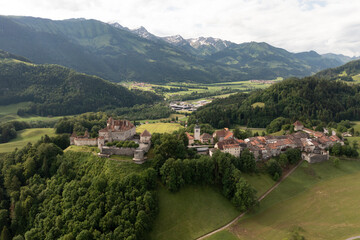Fototapeta premium Entorno del pueblo de Gruyeres, castillo y calles.