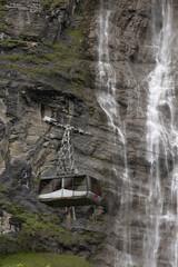 iconico valle suizo lleno de cascadas y cabañas de madera llamado Lauterbrunnen