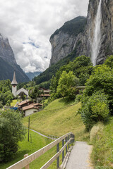 iconico valle suizo lleno de cascadas y cabañas de madera llamado Lauterbrunnen
