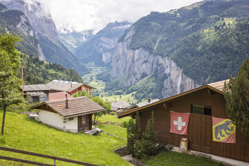 Fototapeta na wymiar iconico valle suizo lleno de cascadas y cabañas de madera llamado Lauterbrunnen