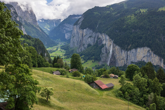 iconico valle suizo lleno de cascadas y cabañas de madera llamado Lauterbrunnen
