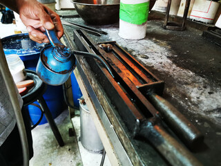 Putting oil in the mold rail block