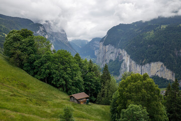 iconico valle suizo lleno de cascadas y cabañas de madera llamado Lauterbrunnen