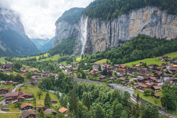 iconico valle suizo lleno de cascadas y cabañas de madera llamado Lauterbrunnen