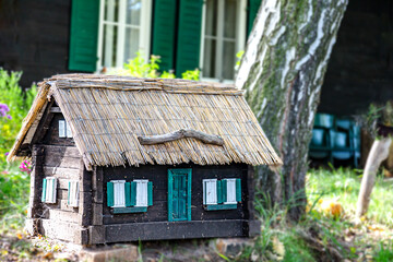 Mini-Haus mit Reetdach