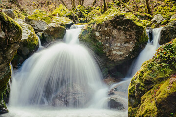 兵庫県・横行渓谷の自然にできた丸い滝