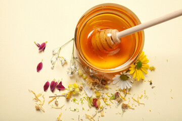 Obraz na płótnie Canvas Honey in a glass bowl.