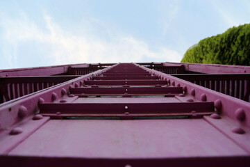 Lila Fassade aus Metal eines Haus