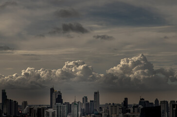 Obraz premium Bangkok, Thailand - Sep 15, 2021 : Gorgeous panorama scenic of the sunrise or sunset with cloud on the orange and blue sky over large metropolitan city in Bangkok. Copy space, No focus, specifically.