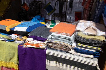 les habits et pagnes exposés au salon du textile au Burkina faso .