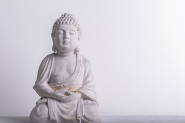 Buda de piedra en fondo blanco vista al frente
