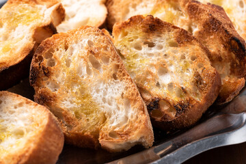 Crostini di pane abbrustolito con olio di oliva
