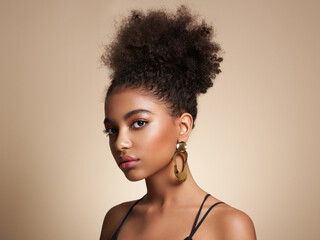Beauty portrait of African American girl with afro hair. Beautiful black woman. Cosmetics, makeup and fashion - 471457251