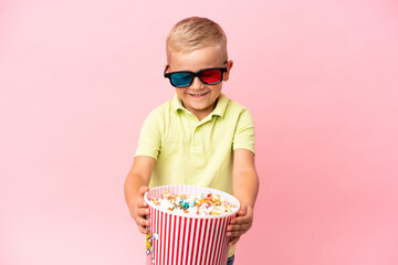 Obraz premium Little Russian boy eating popcorns in a big bowl over isolated background