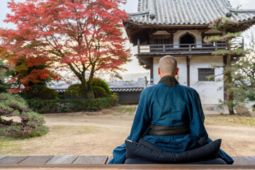 紅葉と座禅をする僧侶