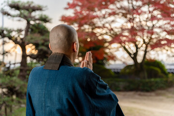 紅葉と座禅をする僧侶