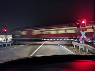 Ein Zug fährt fährt bei Nacht