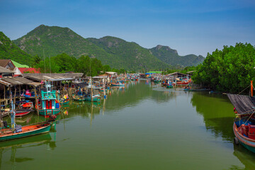 Fototapeta premium Fishing boats of fishing villages in southern Thailand 