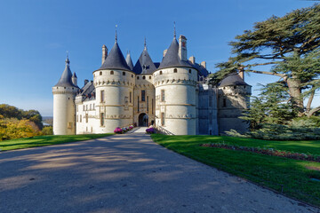 Fototapeta premium L'entrée principale du chateau de Chaumont sur Loire depuis son magnifique parc et jardin. Il se trouve dans le Val de Loire, sur les bords de la Loire, entre Amboise et Blois, en France. Il fait l’ob