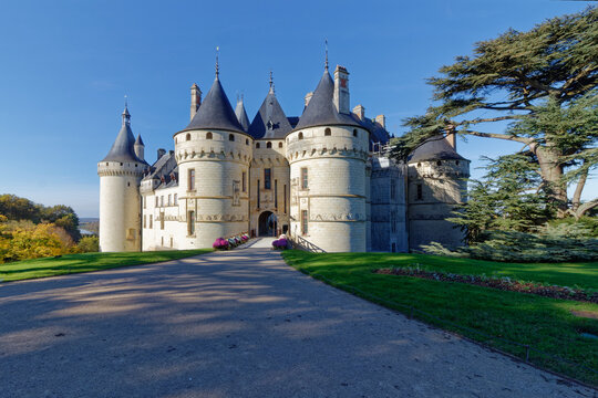 L'entr&eacute;e principale du chateau de Chaumont sur Loire depuis son magnifique parc et jardin. Il se trouve dans le Val de Loire, sur les bords de la Loire, entre Amboise et Blois, en France. Il fait l&rsquo;ob