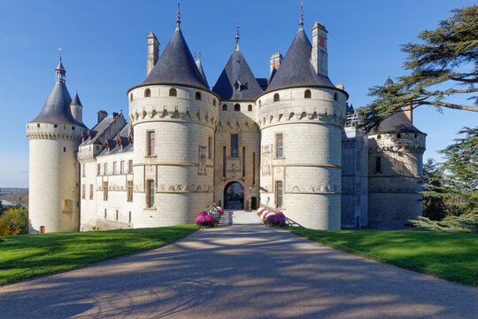 L'entr&eacute;e principale du chateau de Chaumont sur Loire depuis son magnifique parc et jardin. Il se trouve dans le Val de Loire, sur les bords de la Loire, entre Amboise et Blois, en France. Il fait l&rsquo;ob