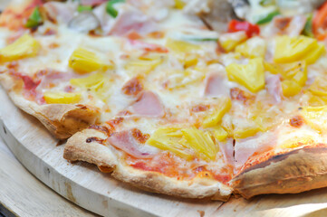 pizza or Hawaiian pizza , ham and cheese pizza