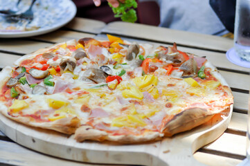 pizza or Hawaiian pizza , ham and cheese pizza