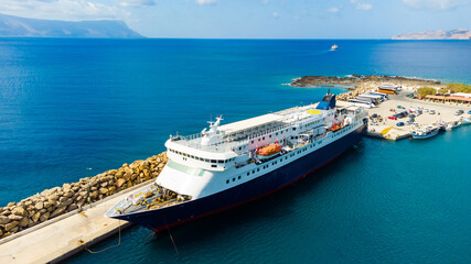 Naklejka premium The big tourist liner in a port
