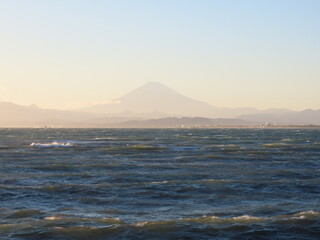 荒れる江ノ島の海と富士山
