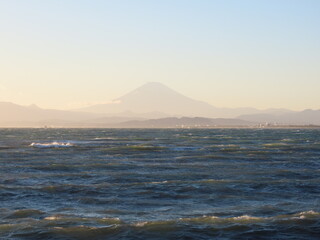 荒れる江ノ島の海と富士山