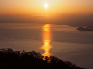 琵琶湖に昇る朝日