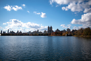 Naklejka premium New York City Buildings in the Upper West Side along the lake