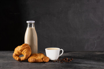 Desayuno con croissants leche y café