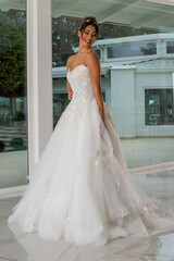 Obraz premium Girl with wedding dress posing for photo shoot