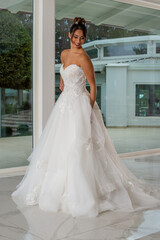 Obraz premium Girl with wedding dress posing for photo shoot