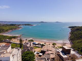 Fototapeta premium Imagem de drone em uma manhã ensolarada da Praia da Cerca com Condomínio Aldeia da Praia ao fundo em Guarapari no estado do Espírito Santo Brasil.
