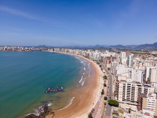 Imagem de drone em uma manhã ensolarada de da Praia do Morro com Muquiçaba e bairro Aeroporto em Guarapari no estado do Espírito Santo Brasil.