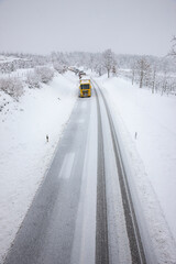 Schnellstrasse bei Schneefall mt Schneefahrbahn und Stau