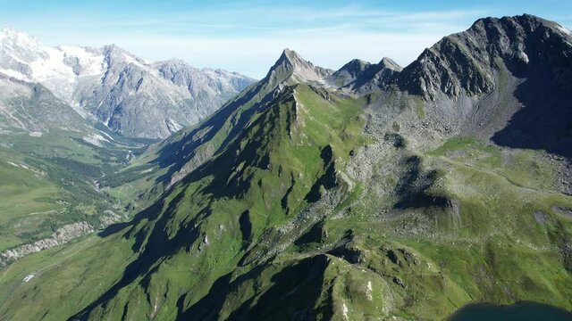 Vue a&eacute;rienne par drone du Val Claret en &eacute;t&eacute;, Suisse