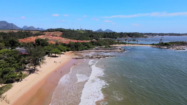 Imagem de drone em uma manhã ensolarada do Condomínio Alphaville com as Três Praias e Praia do Morcego em Guarapari no estado do Espírito Santo Brasil.