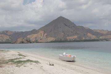 This tourist destination in Labuan Bajo is called Kelor Island, surrounded by views of the sea and islands that have beautiful hills