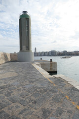 Il faro sul molo della città di Bari, sud Europa