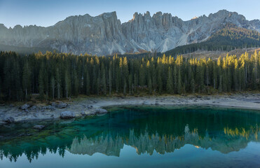Fototapeta na wymiar Lago di Carezza Dolomiti