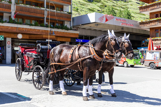Zermatt, Schweiz, 13. Juni 2019, Pferdekutsche als Taxi vor dem Bahnhof in Zermatt