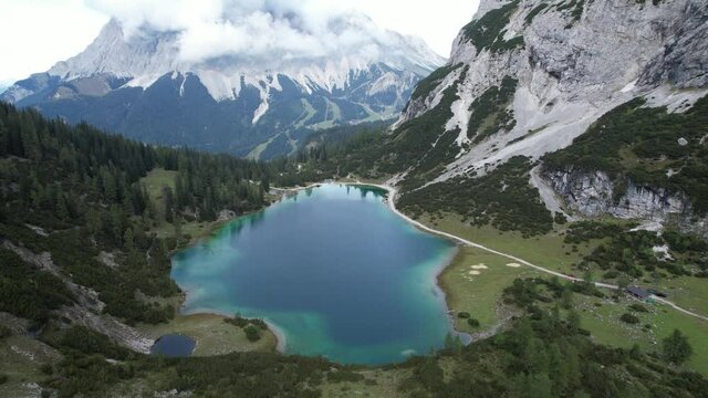 Vue a&eacute;rienne par drone du Lac de Seebensee dans le Tyrol en Autriche 